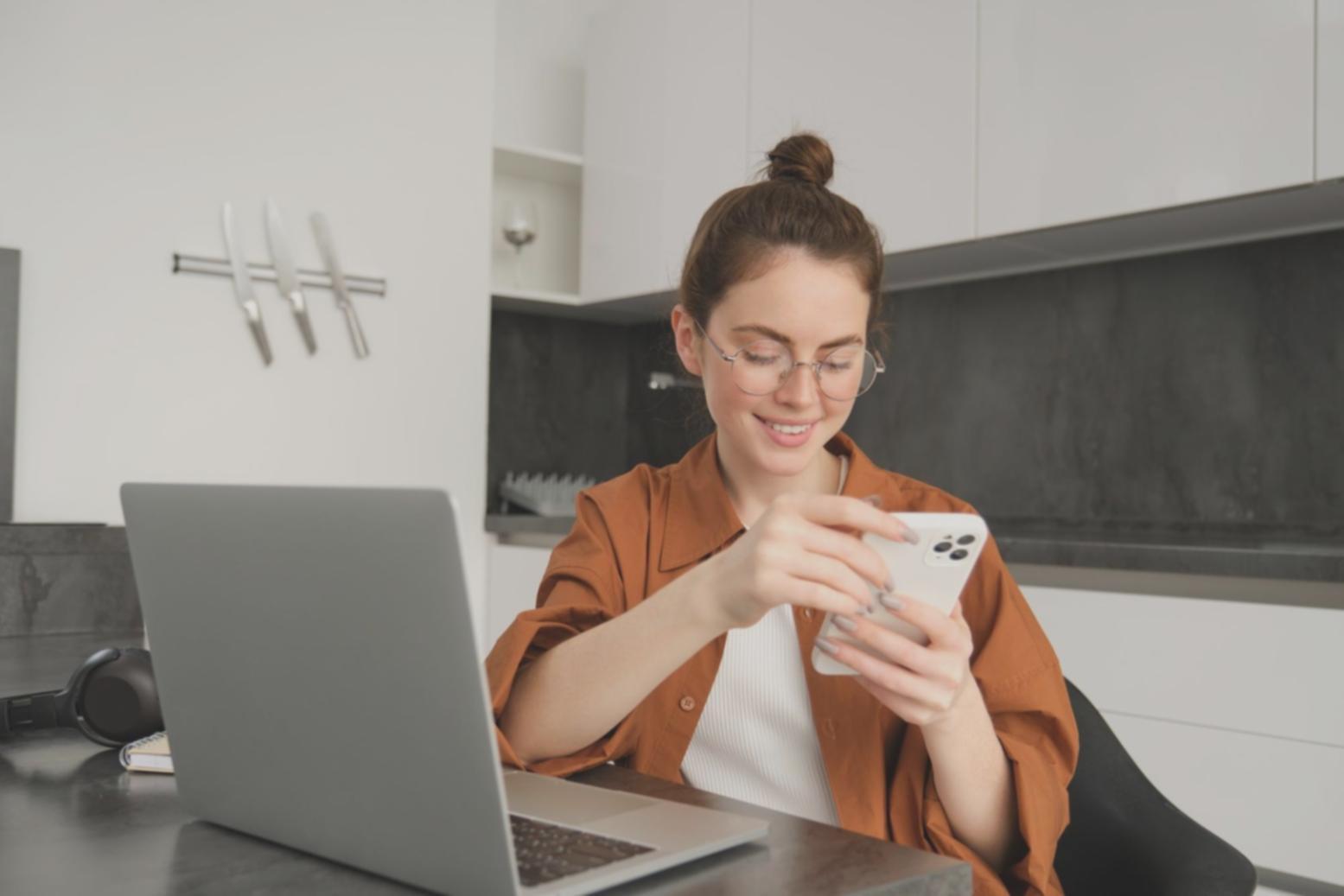 Escritório moderno onde desenvolvemos materiais educativos